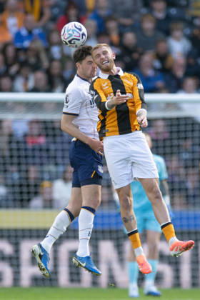 Hull City v Everton Premier League Oliver McBurnie of Hull City in an aerial challenge with an Everton player during the Premier League match between Hull City and Everton at the MKM Stadium, Hull. 11 10 2026 UK Newspapers OUT Copyright: xMattxWilkinsonx FIL-24041-0104