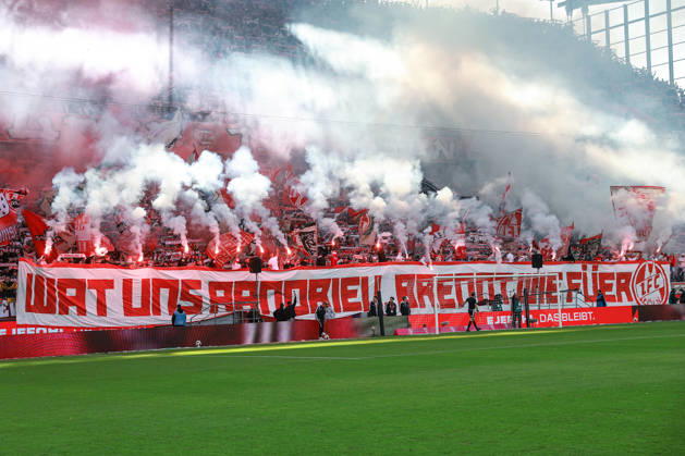 1. Bundesliga - 26 27 - 1. FC Köln - Borussia Mönchengladbach am 11.10.2026 im RheinEnergieSTADION in Köln Die Köln Koeln Fans in der Südkurve Suedkurve zünden Pyrotechnik