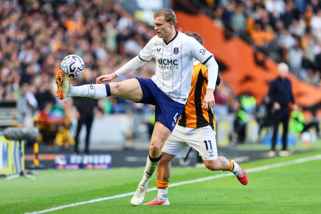 KINGSTON UPON HULL, ENGLAND, OCTOBER 11: Jarrad Branthwaite of Everton FC controls the ball during a Premier League 2026-27 match between Hull City and Everton FC at the MKM Stadium on October 11, 2026 in Kingston Upon Hull, England. (Photo by Zach Forster Sports Press Photo) Copyright: xZachxForster SportsxPressxPhotox Sportspressphoto_SPR252367