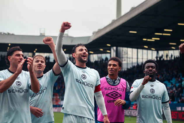 Deutschland: Fussball 2.Bundesliga 2026 2027, 7. Spieltag - VfL Bochum vs Arminia Bielefeld - Vonovia Ruhrstadion (Bochum): Siegesjubel Maximilian Bauer (Arminia Bielefeld, 5) Benjamin Boakye (Arminia Bielefeld, 27) Stefano Russo (Arminia Bielefeld, 21) Geste, Gestik, Emotion Bochum Vonovia Ruhrstadion Deutschland Copyright: xAymanxAlahmedx