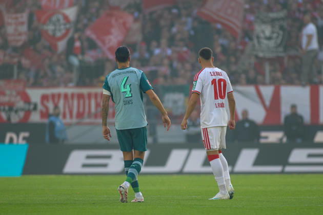 11.10.2026, GER, Fussball, Herren, Bundesliga , 1. Bundesliga, Saison 2026 2027, 1. FC Köln - VfL Borussia Mönchengladbach Kevin Diks (BMG) und Said El Mala (KOE) schauen Copyright: xSvenxHanischx