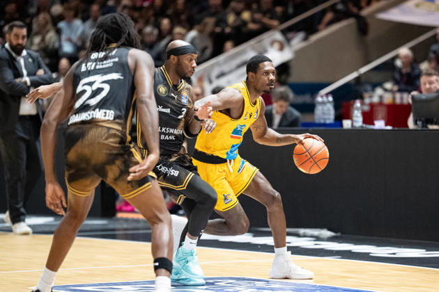 Darius Perry (Nr. 11 MHP Riesen Ludwigsburg) gegen DeJour Reaves (Nr. 3 Basketball Loewen Braunschweig) GER, Basketball Loewen Braunschweig gegen MHP Riesen Ludwigsburg, Basketball, easyCredit BBL, Woche 3, Spielzeit 2026 27, 11.10.2026 GER, Basketball Loewen Braunschweig gegen MHP Riesen Ludwigsburg, Basketball, easyCredit BBL, Woche 3, Spielzeit 2026 27, 11.10.2026 Braunschweig Copyright: xEibner-Pressefoto DanielxREINELTx EP_DRT