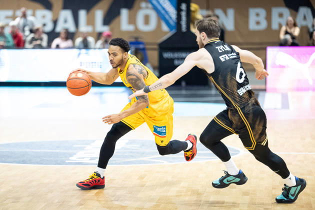 Ish Leggett (Nr. 5 MHP Riesen Ludwigsburg) gegen Ferdinand Zylka (Nr. 6 Basketball Loewen Braunschweig) GER, Basketball Loewen Braunschweig gegen MHP Riesen Ludwigsburg, Basketball, easyCredit BBL, Woche 3, Spielzeit 2026 27, 11.10.2026 GER, Basketball Loewen Braunschweig gegen MHP Riesen Ludwigsburg, Basketball, easyCredit BBL, Woche 3, Spielzeit 2026 27, 11.10.2026 Braunschweig Copyright: xEibner-Pressefoto DanielxREINELTx EP_DRT