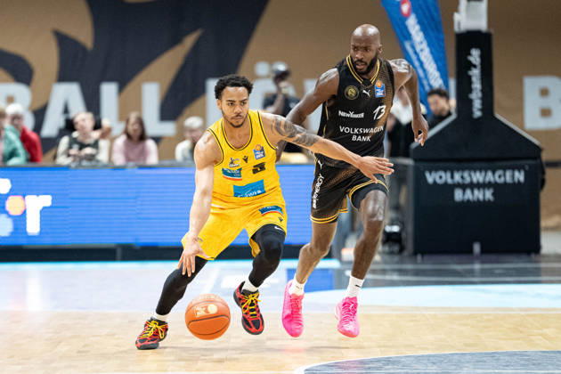 Ish Leggett (Nr. 5 MHP Riesen Ludwigsburg) gegen Sheldon Edwards (Nr. 13 Basketball Loewen Braunschweig) GER, Basketball Loewen Braunschweig gegen MHP Riesen Ludwigsburg, Basketball, easyCredit BBL, Woche 3, Spielzeit 2026 27, 11.10.2026 GER, Basketball Loewen Braunschweig gegen MHP Riesen Ludwigsburg, Basketball, easyCredit BBL, Woche 3, Spielzeit 2026 27, 11.10.2026 Braunschweig Copyright: xEibner-Pressefoto DanielxREINELTx EP_DRT