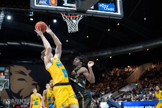 Tommy Rutherford (Nr. 42 MHP Riesen Ludwigsburg) am Korb gegen Zaba Bangala (Nr. 0 Basketball Loewen Braunschweig) GER, Basketball Loewen Braunschweig gegen MHP Riesen Ludwigsburg, Basketball, easyCredit BBL, Woche 3, Spielzeit 2026 27, 11.10.2026 GER, Basketball Loewen Braunschweig gegen MHP Riesen Ludwigsburg, Basketball, easyCredit BBL, Woche 3, Spielzeit 2026 27, 11.10.2026 Braunschweig Copyright: xEibner-Pressefoto DanielxREINELTx EP_DRT