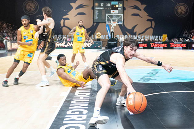 Gian Aydinoglu (Nr. 4 Basketball Loewen Braunschweig) rettet unter dem Korb GER, Basketball Loewen Braunschweig gegen MHP Riesen Ludwigsburg, Basketball, easyCredit BBL, Woche 3, Spielzeit 2026 27, 11.10.2026 GER, Basketball Loewen Braunschweig gegen MHP Riesen Ludwigsburg, Basketball, easyCredit BBL, Woche 3, Spielzeit 2026 27, 11.10.2026 Braunschweig Copyright: xEibner-Pressefoto DanielxREINELTx EP_DRT