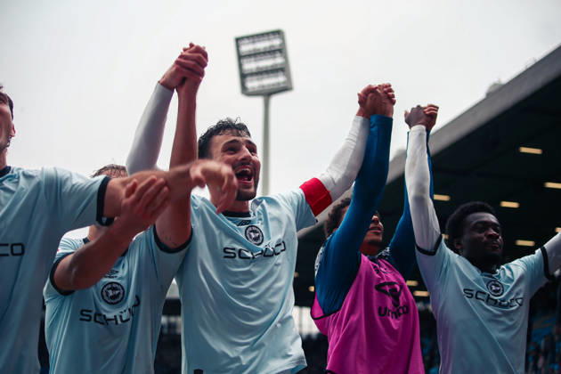 Deutschland: Fussball 2.Bundesliga 2026 2027, 7. Spieltag - VfL Bochum vs Arminia Bielefeld - Vonovia Ruhrstadion (Bochum): Siegesjubel Maximilian Bauer (Arminia Bielefeld, 5) Benjamin Boakye (Arminia Bielefeld, 27) Stefano Russo (Arminia Bielefeld, 21) Geste, Gestik, Emotion Bochum Vonovia Ruhrstadion Deutschland Copyright: xAymanxAlahmedx