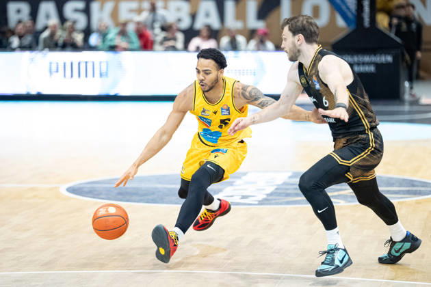 Ish Leggett (Nr. 5 MHP Riesen Ludwigsburg) gegen Ferdinand Zylka (Nr. 6 Basketball Loewen Braunschweig) GER, Basketball Loewen Braunschweig gegen MHP Riesen Ludwigsburg, Basketball, easyCredit BBL, Woche 3, Spielzeit 2026 27, 11.10.2026 GER, Basketball Loewen Braunschweig gegen MHP Riesen Ludwigsburg, Basketball, easyCredit BBL, Woche 3, Spielzeit 2026 27, 11.10.2026 Braunschweig Copyright: xEibner-Pressefoto DanielxREINELTx EP_DRT