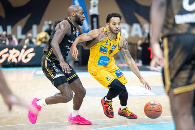 Ish Leggett (Nr. 5 MHP Riesen Ludwigsburg) gegen Sheldon Edwards (Nr. 13 Basketball Loewen Braunschweig) GER, Basketball Loewen Braunschweig gegen MHP Riesen Ludwigsburg, Basketball, easyCredit BBL, Woche 3, Spielzeit 2026 27, 11.10.2026 GER, Basketball Loewen Braunschweig gegen MHP Riesen Ludwigsburg, Basketball, easyCredit BBL, Woche 3, Spielzeit 2026 27, 11.10.2026 Braunschweig Copyright: xEibner-Pressefoto DanielxREINELTx EP_DRT