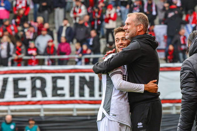 Robin Kalem (SV Wehen Wiesbaden, Nr.10) jubelt nach seinem Treffer zum 2:4 zusammen mit Trainer Jochen Seitz (Cheftrainer SV Wehen Wiesbaden)- Wiesbaden gewinnt das Spiel schlussendlich recht klar beim Spiel FC Ingolstadt 04 gegen SV Wehen Wiesbaden am 11.10.2026, DFB regulations prohibit any use of photographs as image sequences and or quasi-video. GER, Fussball, 3. Liga, Spieltag 8, FC Ingolstadt 04 gegen SV Wehen Wiesbaden, 11.10.2026, Audi Sportpark Ingolstadt Copyright: xEibner-Pressefoto OliverxSTRISCHx EP-OSH