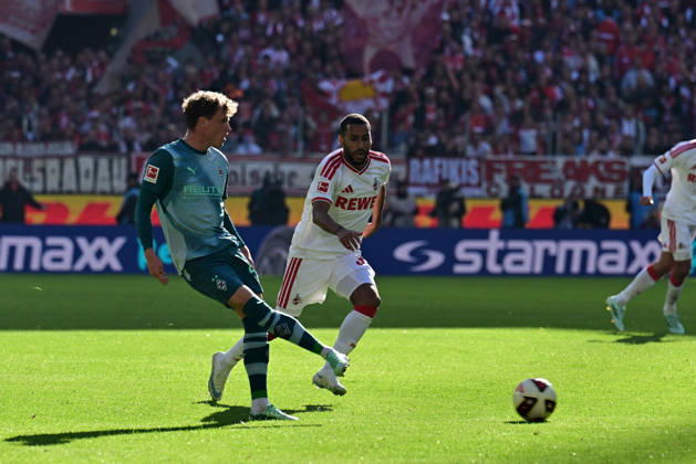 11.10.2026; Koeln; Fussball, Herren, Saison 2026 2027, 1. FC Koeln vs. Borussia Moenchengladbach Zweikampf zwischen v. li. Robin Hack (Gladbach), Linton Maina (Koeln) DFL regulations prohibit any use of photographs as image sequences and or quasi-video. Rhein-Energie-Stadion Nordrhein-Westfalen Deutschland