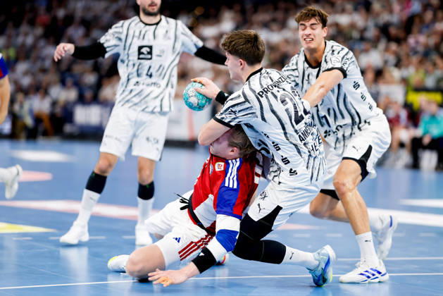 Kiel, 11. Oktober 2026 - Handball, 1. Bundesliga 2026 27, THW Kiel - Handball Club Hamburg: Martin Hovde (HC Hamburg, 81), Rasmus Ankermann (THW Kiel, 22)
