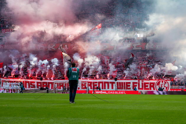 Deutschland: 1.Bundesliga 2026 2027, 5. Spieltag, 1.FC Köln vs Borussia Mönchengladbach, Sonntag, 11.10.2026 RheinEnergie-Stadion (Köln-Nordrhein-Westfalen): Fankurve, Pyrotechnik, Pyro, Bengalos, Rauch, Nebel, rote Leuchtfackeln, Fahnen, Ultras, Support, Spielunterbrechung, Sicherheit Köln RheinEnergier-Stadion, Köln Deutschland Copyright: xOrhanxHabashx