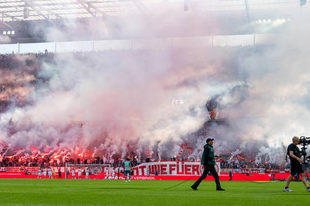 Deutschland: 1.Bundesliga 2026 2027, 5. Spieltag, 1.FC Köln vs Borussia Mönchengladbach, Sonntag, 11.10.2026 RheinEnergie-Stadion (Köln-Nordrhein-Westfalen): Fankurve, Pyrotechnik, Pyro, Bengalos, Rauch, Nebel, rote Leuchtfackeln, Fahnen, Ultras, Support, Spielunterbrechung, Sicherheit Köln RheinEnergier-Stadion, Köln Deutschland Copyright: xOrhanxHabashx