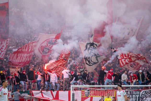 Deutschland: 1.Bundesliga 2026 2027, 5. Spieltag, 1.FC Köln vs Borussia Mönchengladbach, Sonntag, 11.10.2026 RheinEnergie-Stadion (Köln-Nordrhein-Westfalen): Fankurve, Pyrotechnik, Pyro, Bengalos, Rauch, Nebel, rote Leuchtfackeln, Fahnen, Ultras, Support, Spielunterbrechung, Sicherheit Köln RheinEnergier-Stadion, Köln Deutschland Copyright: xOrhanxHabashx