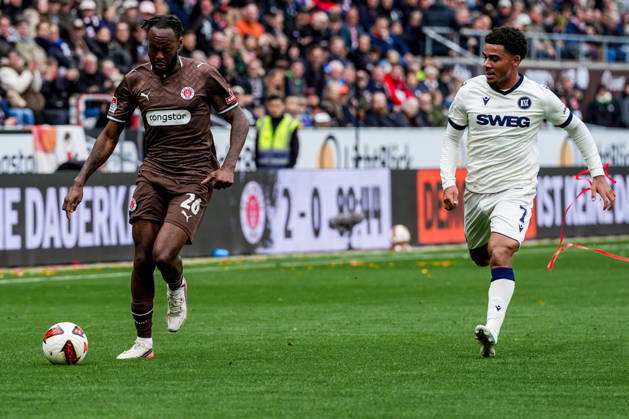 Deutschland: Fußball 2. Bundesliga 2026 27, 7. Spieltag FC St. Pauli vs Karlsruher SC Millerntor-Stadion (Hamburg St. Pauli): Ricky-Jade Jones (FC St. Pauli, 26), Kevin Wiethaup (Karlsruher SC, 7) Copyright: xStefanxTrochax