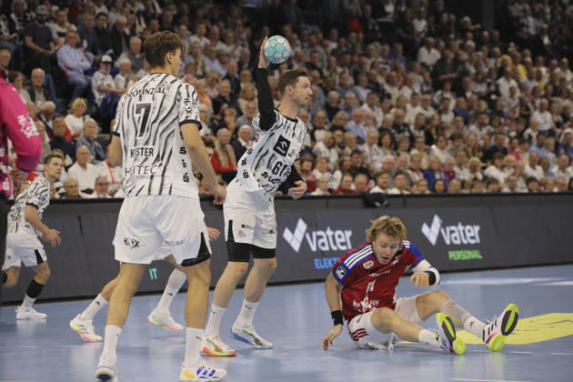 Foto : Martin HOVDE ( Hamburg ) kommt zu Fall gegen Hendrik Pekeler (Kiel) Handball Herren 1. Bundesliga 8. Spieltag am So. 11.10.2026 THW Kiel - HCH Hamburg