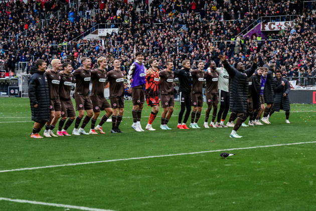 Deutschland: Fußball 2. Bundesliga 2026 27, 7. Spieltag FC St. Pauli vs Karlsruher SC Millerntor-Stadion (Hamburg St. Pauli): Mannschaft FC St. Pauli feiert Sieg vor Fans Copyright: xStefanxTrochax