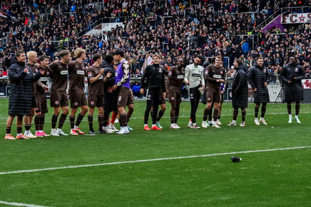 Deutschland: Fußball 2. Bundesliga 2026 27, 7. Spieltag FC St. Pauli vs Karlsruher SC Millerntor-Stadion (Hamburg St. Pauli): Mannschaft FC St. Pauli feiert Sieg vor Fans Copyright: xStefanxTrochax
