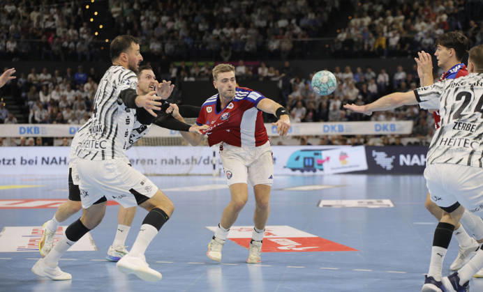 Foto : Torwurf von ... Oliver NORLYK ( Hamburg ) gegen Hendrik Pekeler (Kiel) und links ... Domagoj Duvnjak (Kiel) Handball Herren 1. Bundesliga 8. Spieltag am So. 11.10.2026 THW Kiel - HCH Hamburg