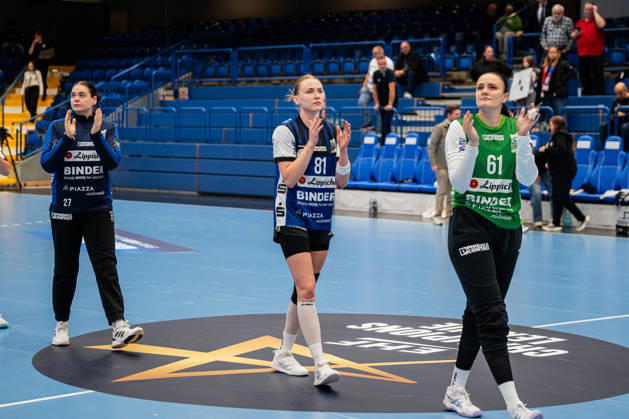 HSG Blomberg-Lippe (GER) vs. Odense Handbold (DEN), Handball, EHF Champions League Women, Gruppenphase, 11.10.2026, Saision 2026 2027, Lemgo Karolina Jurenczyk (HSG Blomberg-Lippe, 81) bedankt sich bei den Zuschauern Lemgo Phoenix Contact Arena Deutschland