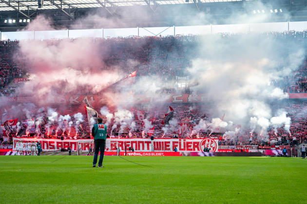 Deutschland: 1.Bundesliga 2026 2027, 5. Spieltag, 1.FC Köln vs Borussia Mönchengladbach, Sonntag, 11.10.2026 RheinEnergie-Stadion (Köln-Nordrhein-Westfalen): Fankurve, Pyrotechnik, Pyro, Bengalos, Rauch, Nebel, rote Leuchtfackeln, Fahnen, Ultras, Support, Spielunterbrechung, Sicherheit Köln RheinEnergier-Stadion, Köln Deutschland Copyright: xOrhanxHabashx