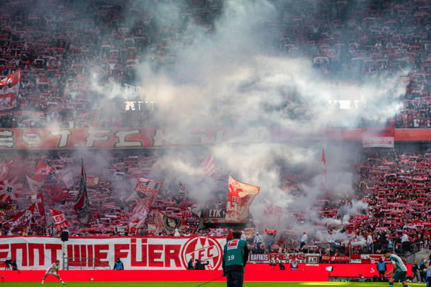 Deutschland: 1.Bundesliga 2026 2027, 5. Spieltag, 1.FC Köln vs Borussia Mönchengladbach, Sonntag, 11.10.2026 RheinEnergie-Stadion (Köln-Nordrhein-Westfalen): Fankurve, Pyrotechnik, Pyro, Bengalos, Rauch, Nebel, rote Leuchtfackeln, Fahnen, Ultras, Support, Spielunterbrechung, Sicherheit Köln RheinEnergier-Stadion, Köln Deutschland Copyright: xOrhanxHabashx