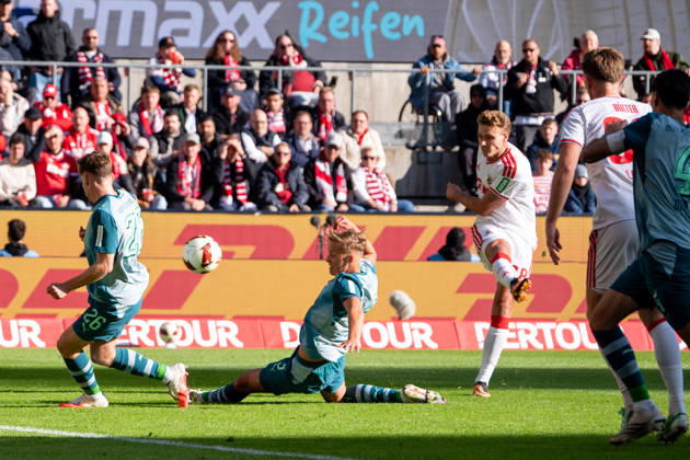 Deutschland: 1.Bundesliga 2026 2027, 5. Spieltag, 1.FC Köln vs Borussia Mönchengladbach, Sonntag, 11.10.2026 RheinEnergie-Stadion (Köln-Nordrhein-Westfalen): Sebastian Sebulonsen (1.FC Köln, 28) Schießt aufs Tor gegen Jan Leszczynski (Borussia Mönchengladbach, 5) und Lukas Ullrich (Borussia M?nchengladbach, 26) Köln RheinEnergier-Stadion, Köln Deutschland Copyright: xOrhanxHabashx