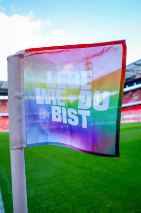 2026.10.11, xkwix, Fußball, Bundesliga, 1. FC Köln - Borussia Mönchengladbach, RheinEnergieSTADION, 5.Spieltag, Saison 2026 2027: Eckfahne mit Lebe wie du bist Schriftzug DFB regulations prohibit any use of photographs as image sequences and or quasi-video. Photo: xKamilxWilkowskixPressefotoKochx Nordrhein-Westfalen Deutschland