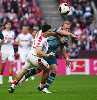 11.10.2026, xophax, Fussball 1.Bundesliga, 1.FC Koeln - Borussia Mönchengladbach . Luka Lochoshvili , links ( 1.FC Köln ) und Isac Lidberg , rechts ( Mönchengladbach ) Koeln