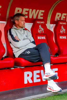 2026.10.11, xkwix, Fußball, Bundesliga, 1. FC Köln - Borussia Mönchengladbach, RheinEnergieSTADION, 5.Spieltag, Saison 2026 2027: Alexander Blessin (Borussia Moenchengladbach Trainer) auf der Trainerbank vor dem Spiel DFB regulations prohibit any use of photographs as image sequences and or quasi-video. Photo: xKamilxWilkowskixPressefotoKochx Nordrhein-Westfalen Deutschland