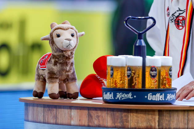2026.10.11, xkwix, Fußball, Bundesliga, 1. FC Köln - Borussia Mönchengladbach, RheinEnergieSTADION, 5.Spieltag, Saison 2026 2027: Geißbock Hennes Maskottchen mit Bier auf einer Theke DFB regulations prohibit any use of photographs as image sequences and or quasi-video. Photo: xKamilxWilkowskixPressefotoKochx Nordrhein-Westfalen Deutschland