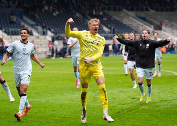 Joel Felix (DSC Arminia Bielefeld, 3), Jonas Thomas Kersken (DSC Arminia Bielefeld, 1) und Leon Jensen (DSC Arminia Bielefeld, 31) jubeln nach dem Spiel. GER, VfL Bochum 1848 vs DSC Arminia Bielefeld, 2. Bundesliga, 7. Spieltag, Saison 2026-27, Vonovia Ruhrstadion, Bochum, 11.10.2026 DFL REGULATIONS PROHIBIT ANY USE OF PHOTOGRAPHS AS IMAGE SEQUENCES AND OR QUASI-VIDEO VfL Bochum 1848 vs DSC Arminia Bielefeld, 2. Bundesliga, 7. Spieltag, Saison 2026-27, 11.10.2026 Bochum Copyright: xEibner-Pressefoto ScottxColemanx EP_SCN
