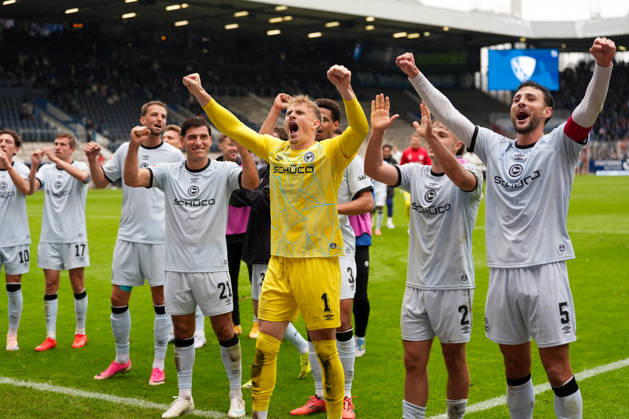 Stefano Russo (DSC Arminia Bielefeld, 21), Jonas Thomas Kersken (DSC Arminia Bielefeld, 1) und Maximilian Bauer (DSC Arminia Bielefeld, 5) jubeln nach dem Spiel gemeinsam mit ihren Mannschaftskollegen. GER, VfL Bochum 1848 vs DSC Arminia Bielefeld, 2. Bundesliga, 7. Spieltag, Saison 2026-27, Vonovia Ruhrstadion, Bochum, 11.10.2026 DFL REGULATIONS PROHIBIT ANY USE OF PHOTOGRAPHS AS IMAGE SEQUENCES AND OR QUASI-VIDEO VfL Bochum 1848 vs DSC Arminia Bielefeld, 2. Bundesliga, 7. Spieltag, Saison 2026-27, 11.10.2026 Bochum Copyright: xEibner-Pressefoto ScottxColemanx EP_SCN