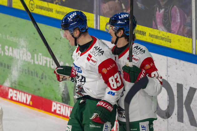Sebastian Zwickl (Augsburger Panther, 83) und Christian Hanke (Augsburger Panther, 25) bejubeln das Tor zum 2:0. Krefeld Pinguine vs. Augsburger Panther, Eishockey, Penny DEL, 08. Spieltag, Saison 2026 2027, 11.10.2026 Krefeld Pinguine vs. Augsburger Panther, Eishockey, Penny DEL, 08. Spieltag, Saison 2026 2027, 11.10.2026 Krefeld Copyright: xEibner-Pressefoto ThomasxHaeslerx EP_THR