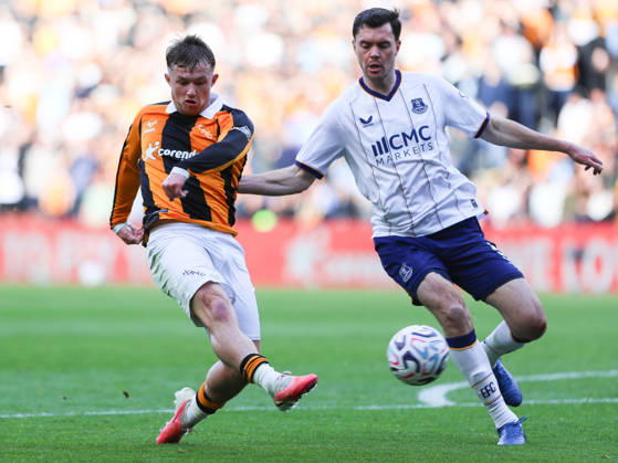 KINGSTON UPON HULL, ENGLAND, OCTOBER 11: Joe Gelhardt of Hull City (L) takes a shot whilst being pressured by Michael Keane of Everton FC (R) during a Premier League 2026-27 match between Hull City and Everton FC at the MKM Stadium on October 11, 2026 in Kingston Upon Hull, England. (Photo by Zach Forster Sports Press Photo) Copyright: xZachxForster SportsxPressxPhotox Sportspressphoto_SPR252383