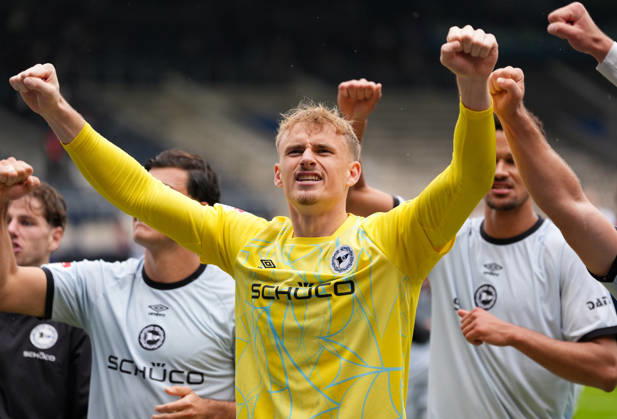 Jonas Thomas Kersken (DSC Arminia Bielefeld, 1) jubelt nach dem Spiel. GER, VfL Bochum 1848 vs DSC Arminia Bielefeld, 2. Bundesliga, 7. Spieltag, Saison 2026-27, Vonovia Ruhrstadion, Bochum, 11.10.2026 DFL REGULATIONS PROHIBIT ANY USE OF PHOTOGRAPHS AS IMAGE SEQUENCES AND OR QUASI-VIDEO VfL Bochum 1848 vs DSC Arminia Bielefeld, 2. Bundesliga, 7. Spieltag, Saison 2026-27, 11.10.2026 Bochum Copyright: xEibner-Pressefoto ScottxColemanx EP_SCN