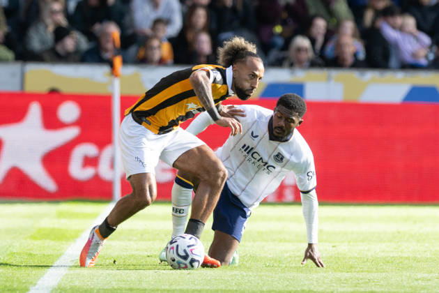 Hull City v Everton Premier League Sorba Thomas of Hull City holds off an Everton player during the Premier League match between Hull City and Everton at the MKM Stadium, Hull. 11 10 2026 UK Newspapers OUT Copyright: xMattxWilkinsonx FIL-24041-0109