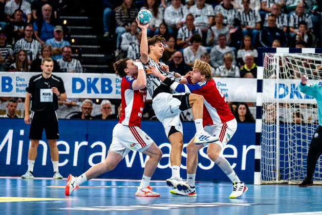 11.10.2026, xdobgx, Handball Opel HBL, THW Kiel - Handball Club Hamburg v.l. Jan Christian Schmidt (Handball Club Hamburg, 42), Julian Köster (Kiel, 7) am Ball, plays the ball, Martin Hovde (Handball Club Hamburg, 81) Zweikampf, Duell, Kampf, tackle Kiel