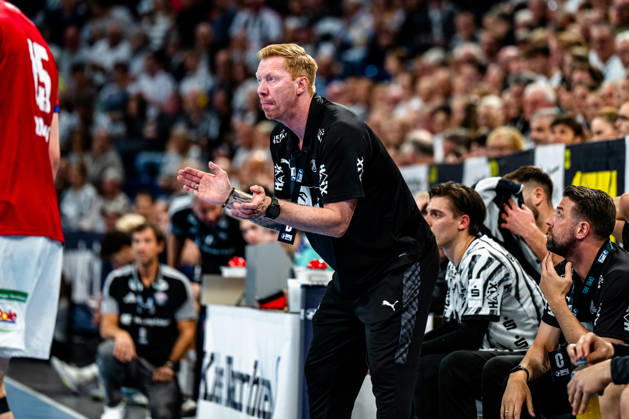 11.10.2026, xdobgx, Handball Opel HBL, THW Kiel - Handball Club Hamburg v.l. Borge Lund (Kiel, Trainer) applaudiert, applauds Kiel