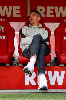 2026.10.11, xkwix, Fußball, Bundesliga, 1. FC Köln - Borussia Mönchengladbach, RheinEnergieSTADION, 5.Spieltag, Saison 2026 2027: Alexander Blessin (Borussia Moenchengladbach Trainer) auf der Trainerbank vor dem Spiel lachend DFB regulations prohibit any use of photographs as image sequences and or quasi-video. Photo: xKamilxWilkowskixPressefotoKochx Nordrhein-Westfalen Deutschland
