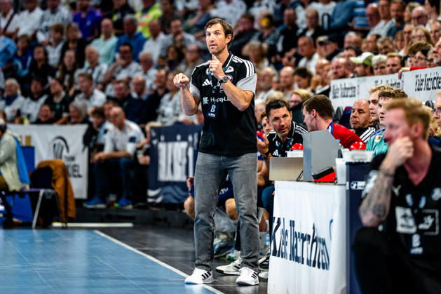 11.10.2026, xdobgx, Handball Opel HBL, THW Kiel - Handball Club Hamburg v.l. Torsten Jansen (Handball Club Hamburg, Trainer) gibt Anweisungen, gestikuliert mit den Armen, gesticulate, gives instructions Kiel