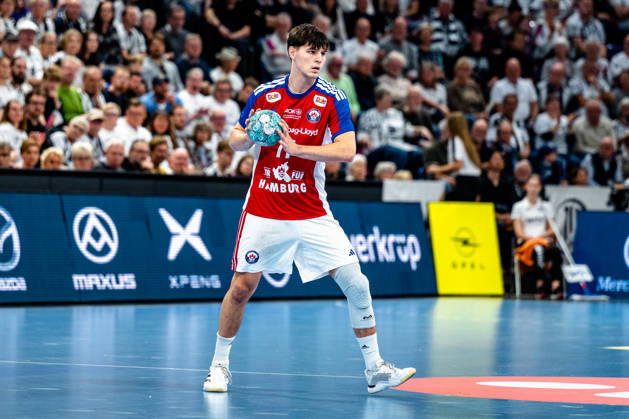 11.10.2026, xdobgx, Handball Opel HBL, THW Kiel - Handball Club Hamburg v.l. Alem Hadzic (Handball Club Hamburg, 77) am Ball, plays the ball Kiel