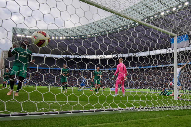 Torschuss zum 1:0, Mads Pedersen (Hertha BSC, 22), Hintertotkamera, Florian Hellstern (Greuther Fuerth, 01), GER, Hertha BSC vs. SPVGG Greuther Fuerth, 2. Bundesliga, Saison 2026 27, 07. Spieltag, 11.10.2026 (DFL REGULATIONS PROHIBIT ANY USE OF PHOTOGRAPHS AS IMAGE SEQUENCES AND OR QUASI - VIDEO). GER, Hertha BSC vs. SPVGG Greuther Fuerth, 2. Bundesliga, Saison 2026 27, 07. Spieltag, 11.10.2026 Berlin Copyright: xEibner-Pressefotox xClaudiusxRauchx EP_CRH