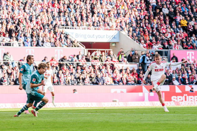 KOELN, GERMANY - OCTOBER 11: Isak Johannesson (1. FC Koeln, 8) scores the 1:0 goal during the Bundesliga match between 1. FC Koeln vs. Borussia Moenchengladbach at Rheinenergie-Stadion on matchday 5 of the 1. Bundesliga on October 11, 2026 in Koeln, Germany. DFL REGULATIONS PROHIBIT ANY USE OF PHOTOGRAPHS AS IMAGE SEQUENCES AND OR QUASI-VIDEO. North Rhine Westphalia Germany Copyright: xSteffiexWunderlx