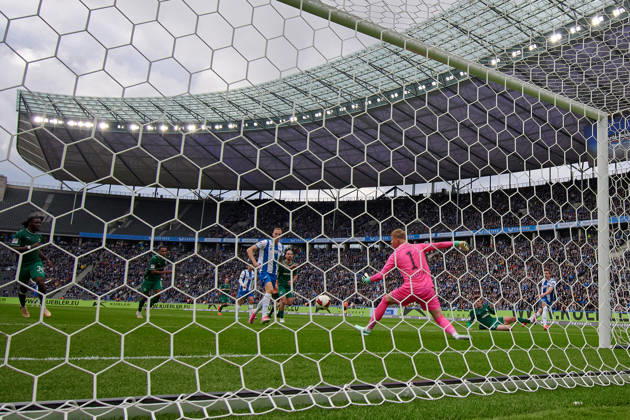 Torschuss zum 1:0, Mads Pedersen (Hertha BSC, 22), Hintertotkamera, Florian Hellstern (Greuther Fuerth, 01), GER, Hertha BSC vs. SPVGG Greuther Fuerth, 2. Bundesliga, Saison 2026 27, 07. Spieltag, 11.10.2026 (DFL REGULATIONS PROHIBIT ANY USE OF PHOTOGRAPHS AS IMAGE SEQUENCES AND OR QUASI - VIDEO). GER, Hertha BSC vs. SPVGG Greuther Fuerth, 2. Bundesliga, Saison 2026 27, 07. Spieltag, 11.10.2026 Berlin Copyright: xEibner-Pressefotox xClaudiusxRauchx EP_CRH