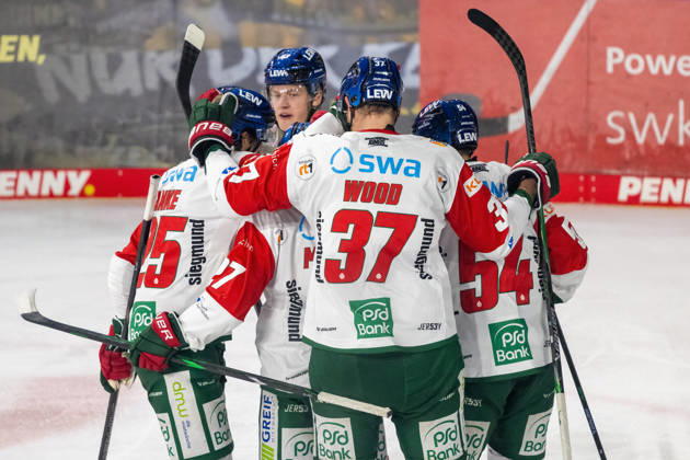 Die Panther bejubeln das Tor zum 2:0. Krefeld Pinguine vs. Augsburger Panther, Eishockey, Penny DEL, 08. Spieltag, Saison 2026 2027, 11.10.2026 Krefeld Pinguine vs. Augsburger Panther, Eishockey, Penny DEL, 08. Spieltag, Saison 2026 2027, 11.10.2026 Krefeld Copyright: xEibner-Pressefoto ThomasxHaeslerx EP_THR