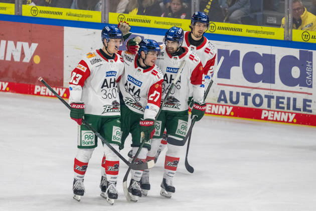 Sebastian Zwickl (Augsburger Panther, 83), Kyle Mayhew (Augsburger Panther, 27), Felix Maegaard Schell (Augsburger Panther, 54) und Christian Hanke (Augsburger Panther, 25) bejubeln das Tor zum 2:0. Krefeld Pinguine vs. Augsburger Panther, Eishockey, Penny DEL, 08. Spieltag, Saison 2026 2027, 11.10.2026 Krefeld Pinguine vs. Augsburger Panther, Eishockey, Penny DEL, 08. Spieltag, Saison 2026 2027, 11.10.2026 Krefeld Copyright: xEibner-Pressefoto ThomasxHaeslerx EP_THR
