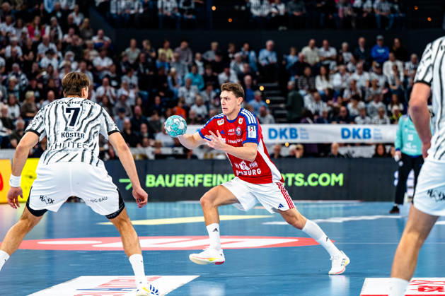11.10.2026, xdobgx, Handball Opel HBL, THW Kiel - Handball Club Hamburg v.l. Julian Köster (Kiel, 7), Nicolaj Jorgensen (Handball Club Hamburg, 11) am Ball, plays the ball Kiel