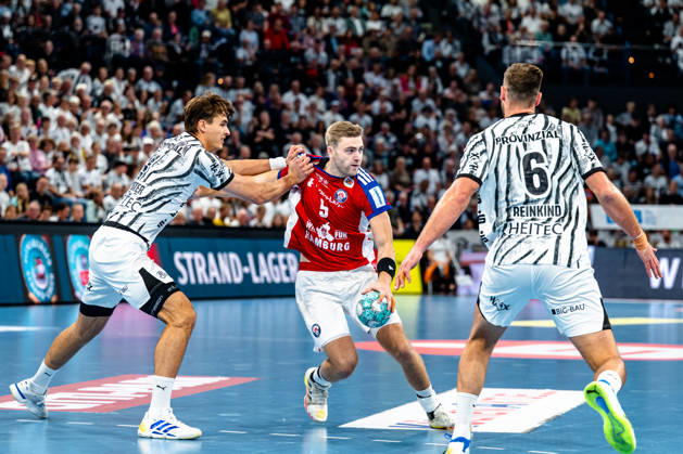 11.10.2026, xdobgx, Handball Opel HBL, THW Kiel - Handball Club Hamburg v.l. Julian Köster (Kiel, 7), Oliver Norlyk (Handball Club Hamburg, 5), Harald Reinkind (Kiel, 6) Kiel